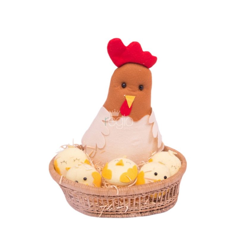 Personaje en fieltro mamá gallina y sus pollitos